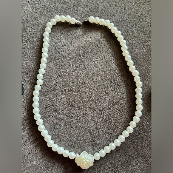 NWOT Pearl necklace & earring set. Pearl necklace has a flower in the center. - Picture 3 of 7
